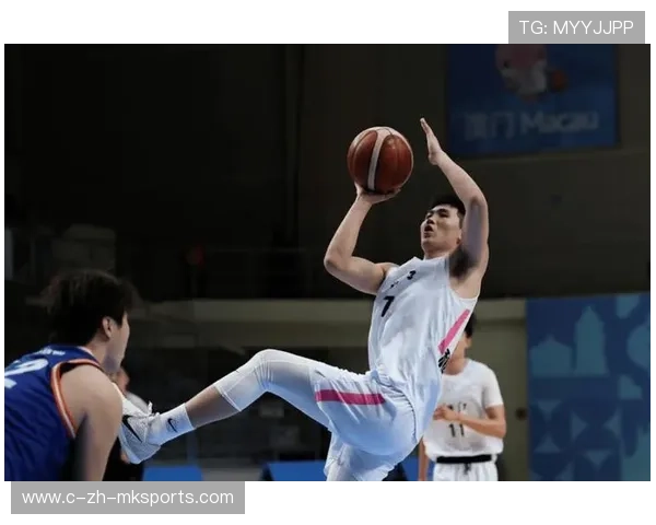 天赋新星突破上篮引爆人气，篮球场上的未来之星崭露头角